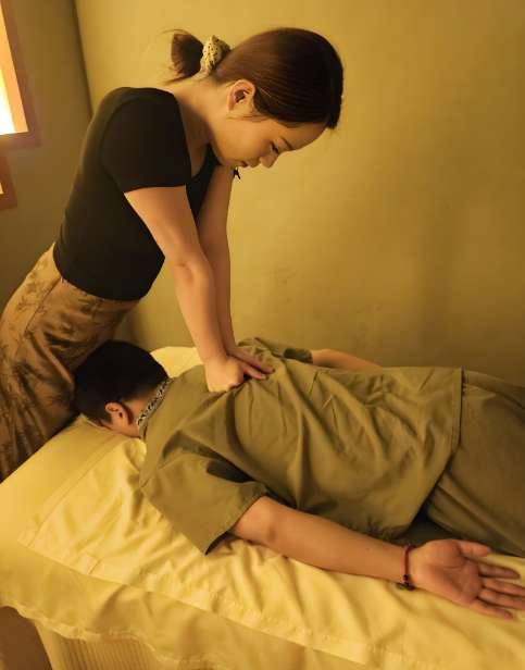 💚Massaggiatore effettua Massaggio ai piedi Thailandese e decontratturante
