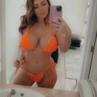 Questa bellezza mozzafiato vi lascer&agrave; senza parole e vi abbaglier&agrave; come un miraggio. &Egrave; una splendida giovane donna con lunghi capelli biondi. 🍀🍀😍