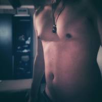 Uomo mi offro per donne/ragazze vergini , mature single!! Non guardo l’età’ ne’ la vostra bellezza. Vieni a prendermi e staremmo insieme per ore